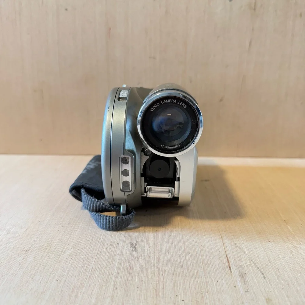 Sony HC-700 12.0 Mega Pixels by Interpolated Digital Camcorder “UNTESTED”AS IS.